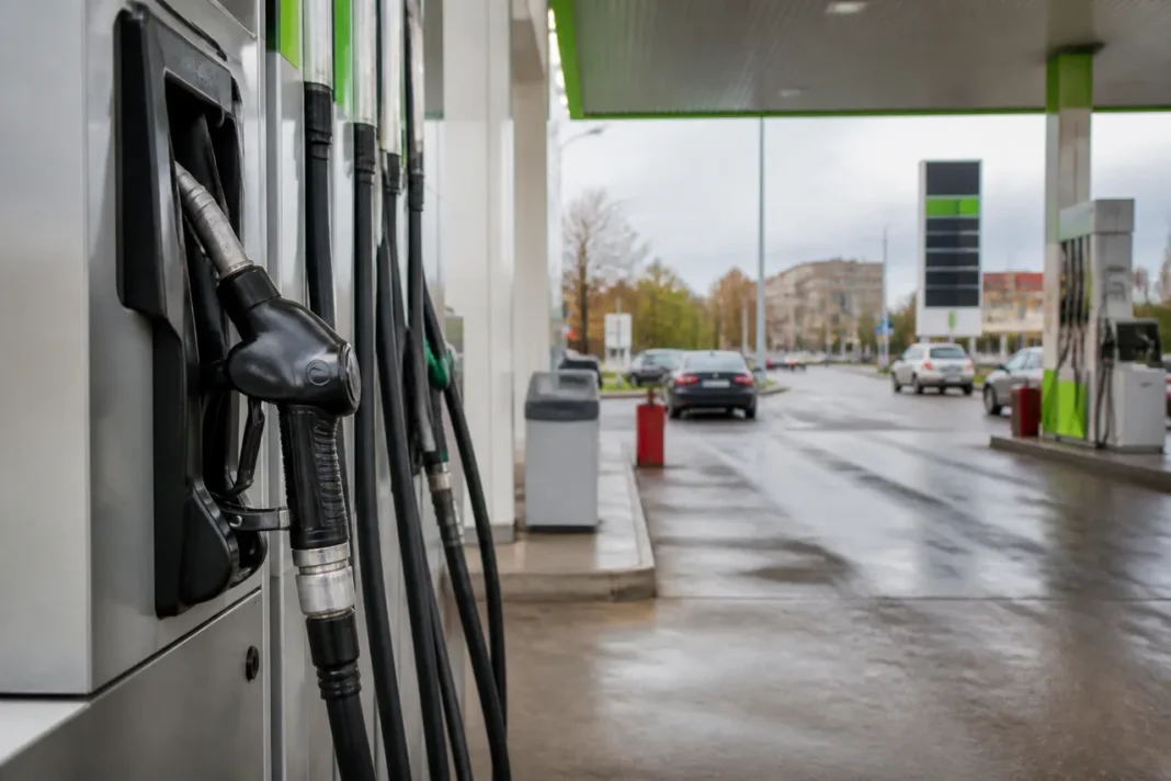 Motorina s-a ieftinit cu 68 de bani după reducerea accizei